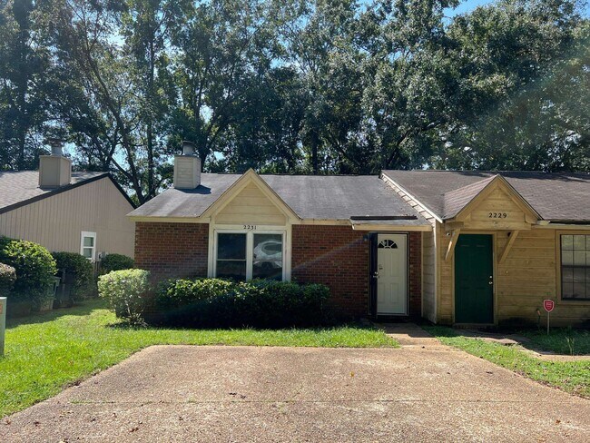 Building Photo - 2231 Treeo Ln