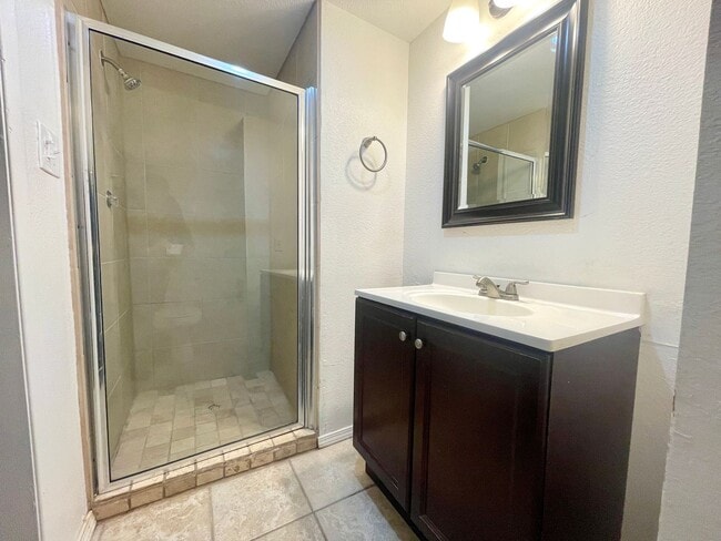 Photo - Cozy 3 Bedroom 2 Bathroom Townhouse In The NW!