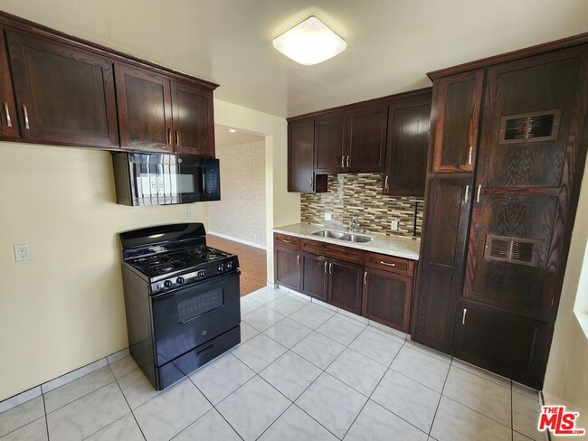 Photo - 1533 W 80th St Unidad 6