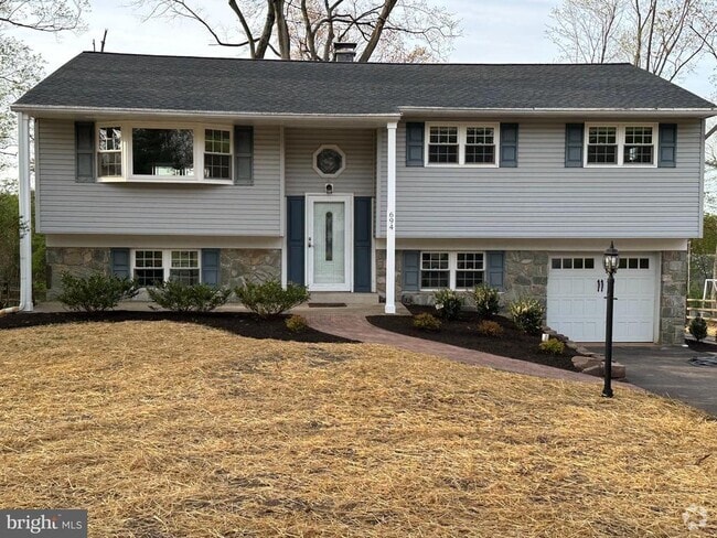 Building Photo - 694 Barrington Rd Rental