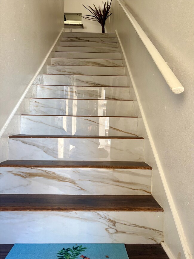 Building Photo - 2744 Briarhurst Dr Unit 38