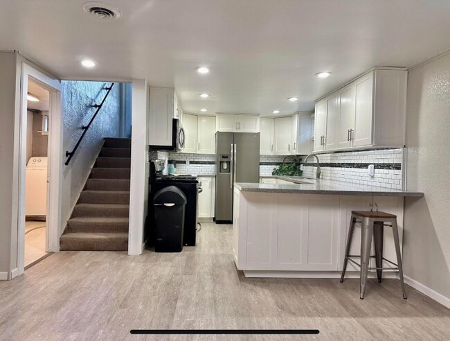 Photo - 440 W 6th St