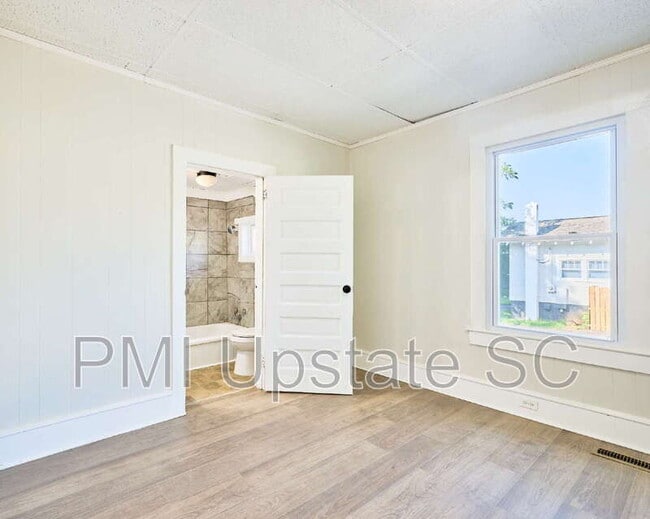 Photo - 10 E Main St