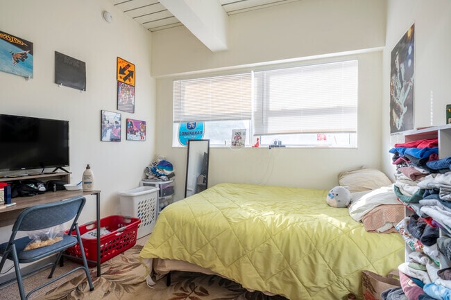 3BR, 1BA - 903SF - Bedroom