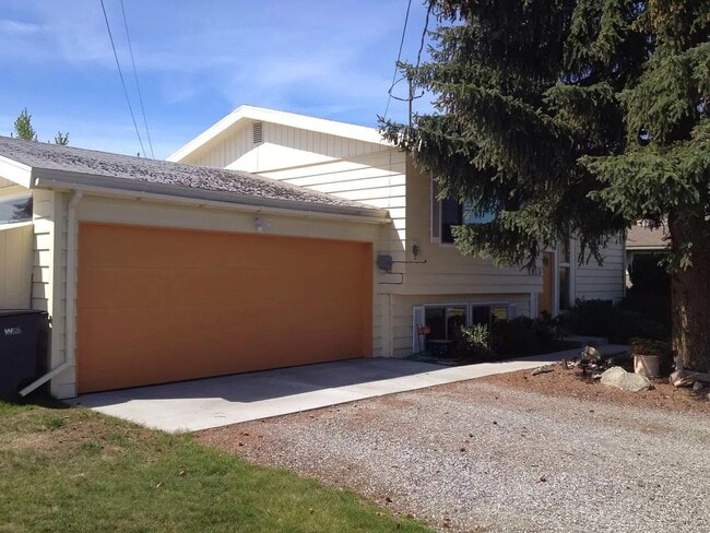 Building Photo - Large 4 Bed, 2 Bath House Available For Rent*