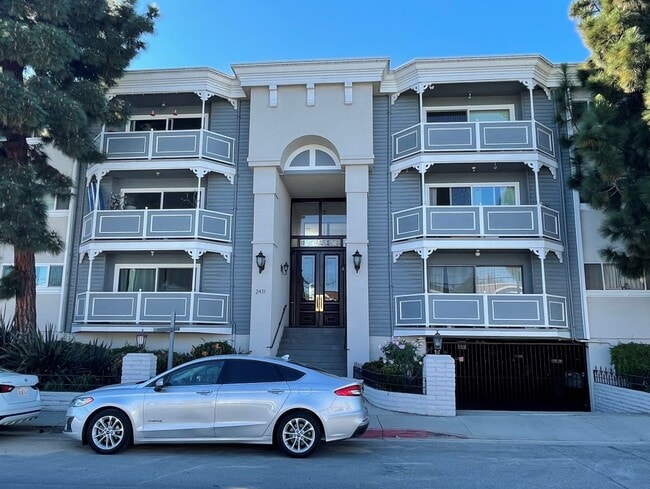 Disfrute de lo mejor del estilo de vida de Hermosa Beach en este condominio bellamente remodelado de 2 habitaciones y 2 baños. - 2411 Prospect Ave Unidad 107