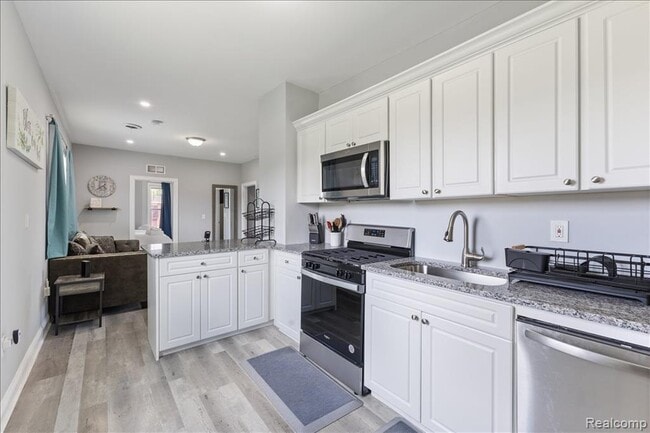 Photo - 885 Clairmount Ave