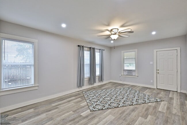 Photo - 2 bed 1 bath; AVAILABLE NOW!