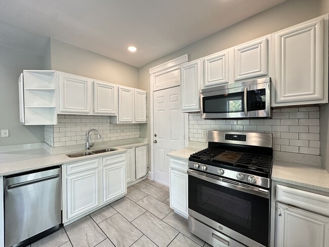 Building Photo - 4301 W Wrightwood Ave Unit G07C