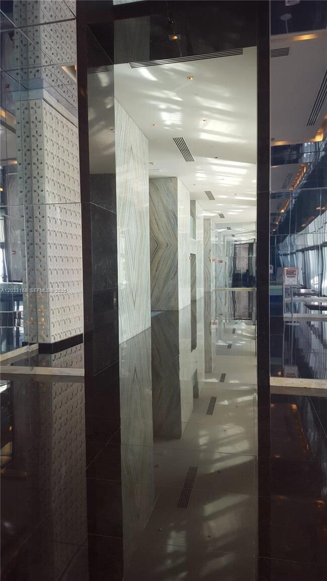 Building Photo - 335 S Biscayne Blvd Unit 2106