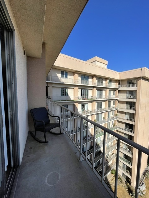 Building Photo - 100 S Doheny Dr Unit #1008 Rental