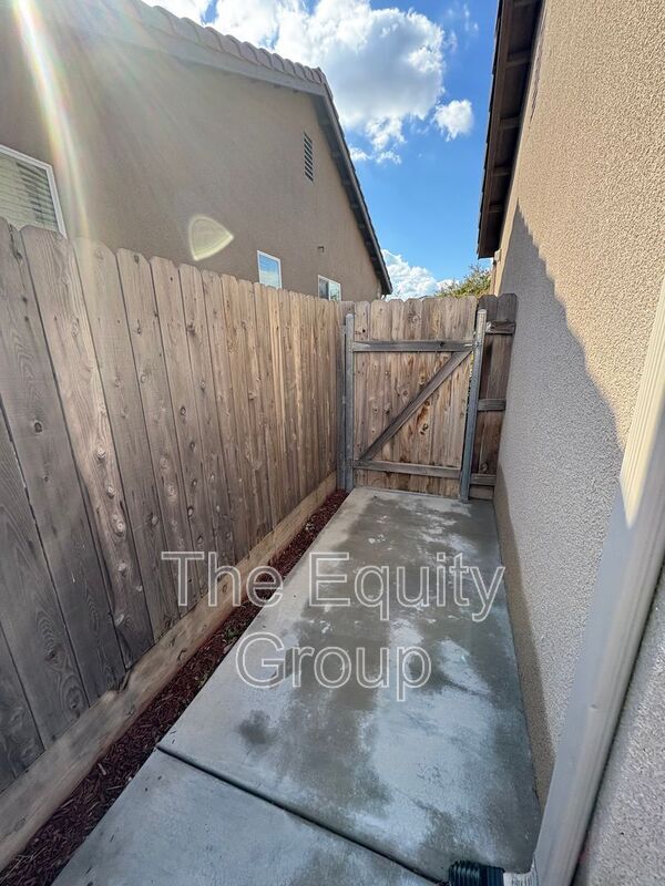 Photo - 3240 N Kent St