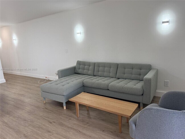 Photo - 4301 Collins Ave Unidad 208