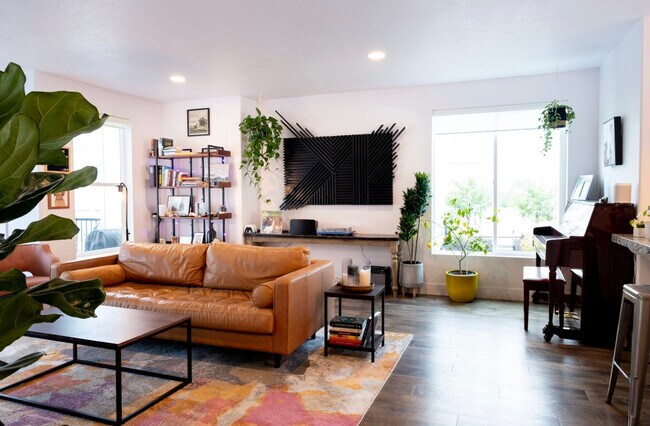 Photo - 1285 W Winchester St