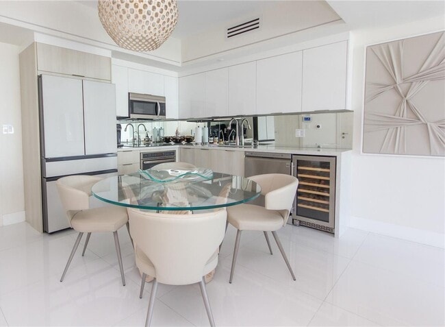 Photo - 92 SW 3rd St Unidad 1711