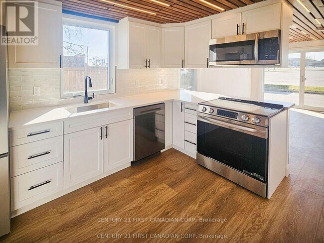 Photo - 857 Dundas St