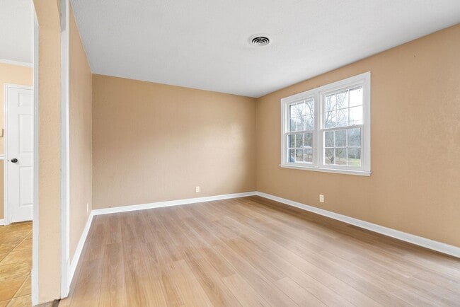 Photo - 3 Bedroom Pet Friendly Home For Rent!