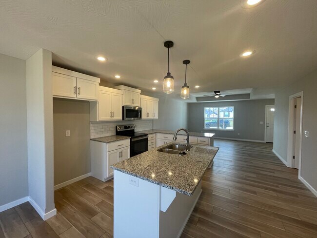 Photo - 692 N Jozlynn Ave