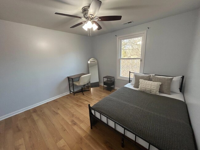 Photo - 900 Newcombe Rd