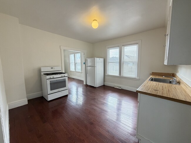 Building Photo - 3214 Holbrook St Unit #1R