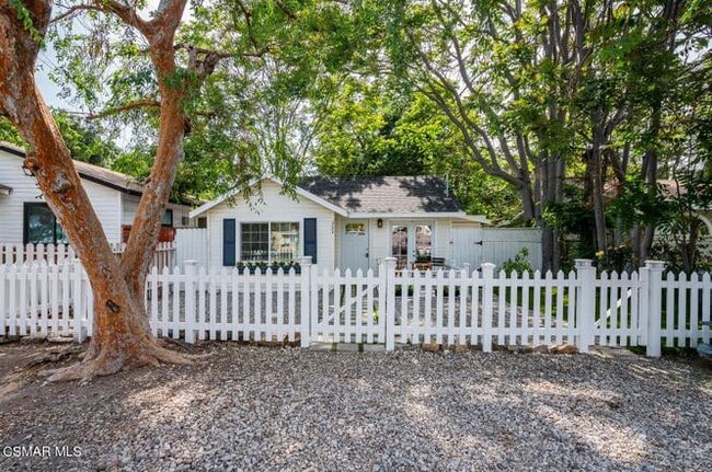 Photo - 2884 Crescent Way