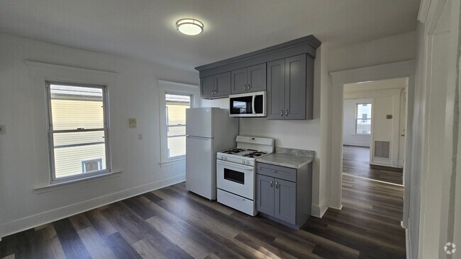 Building Photo - Updated 3 bedroom 2nd floor apartment Unit Floor 2