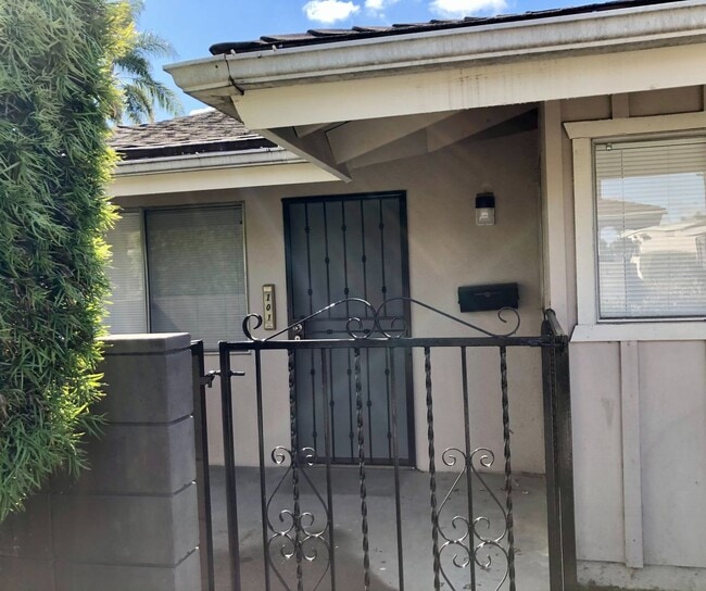 Building Photo - Airy 2 Bedroom 2 Bath with Front Patio