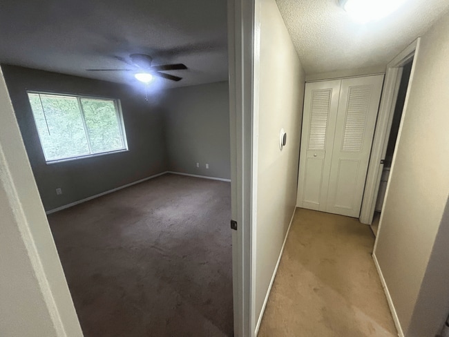 Hollow Hills Apartments