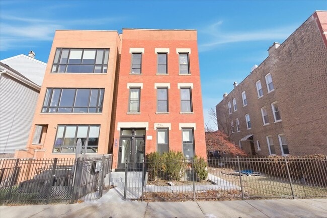 Building Photo - 1322 W Ohio St Unit 2R