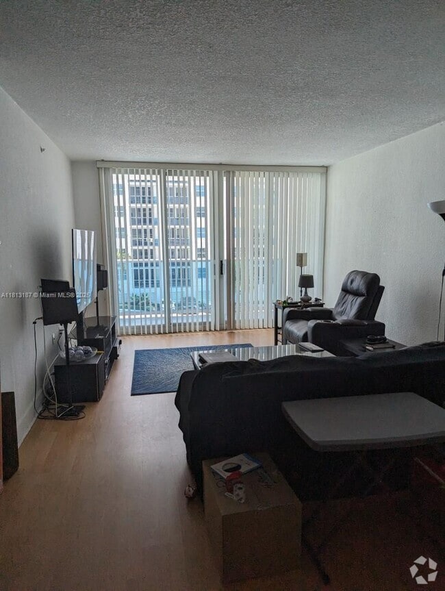 Building Photo - 7501 E Treasure Dr Unit 3S Rental
