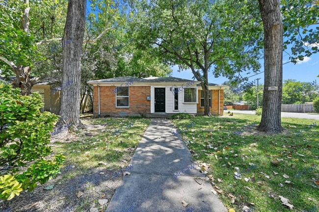 Building Photo - 2704 Highwood Dr Rental