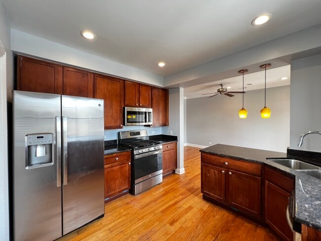 Photo - 2707 W Glenlake Ave