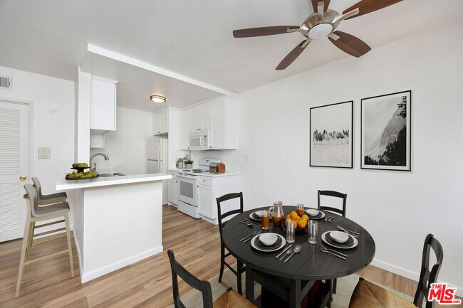 Photo - 12801 Moorpark St Unit 313