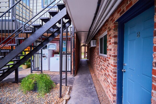 Building Photo - 1840 Richmond Ave. Unit 08