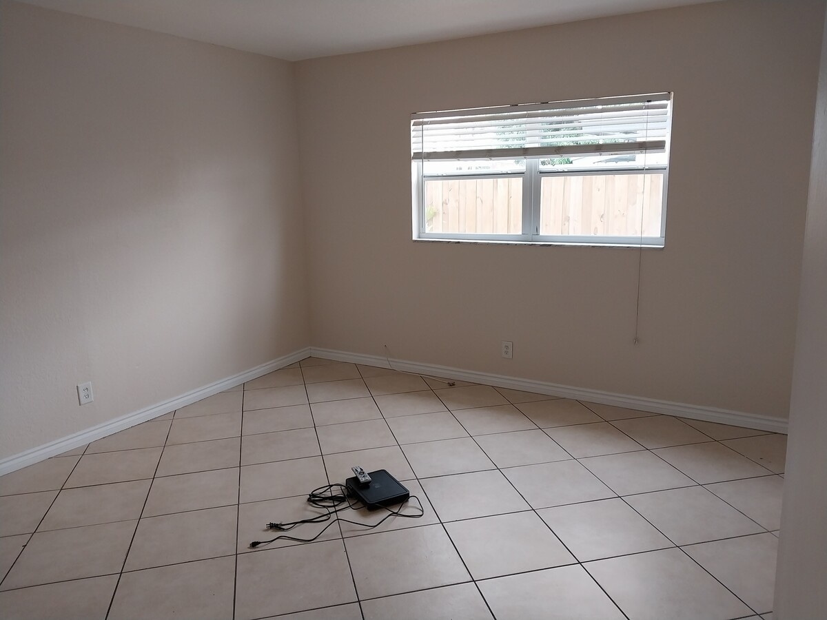 Large bedroom with walk in closet - 1241 SE 2nd St