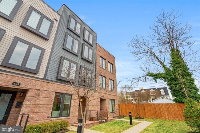 Photo - 607 Slade Ct
