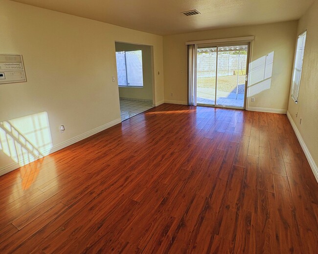 Photo - 4548 Aviation St