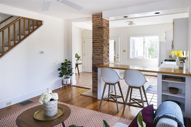 Building Photo - 128 Holworthy St Unit 1