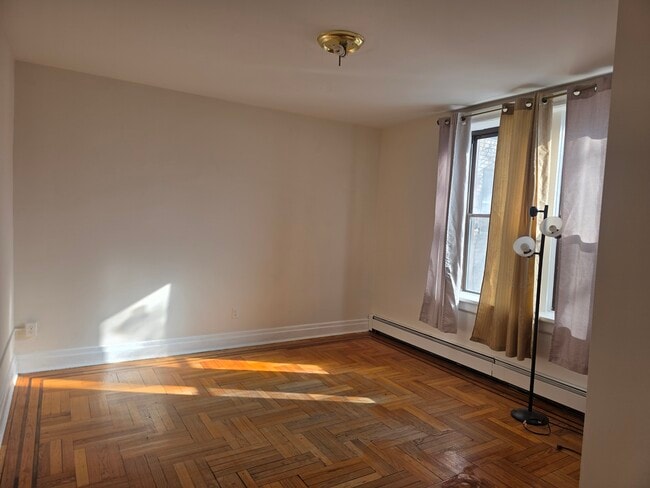 Living/dining room - 144 Old Bergen Rd Unit B5