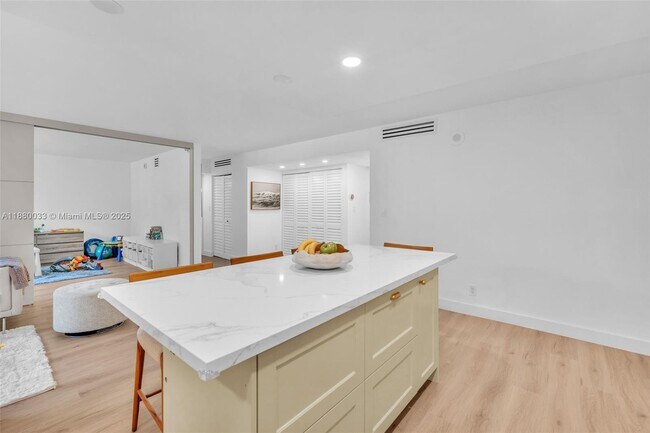 Photo - 17021 N Bay Rd Unidad 206