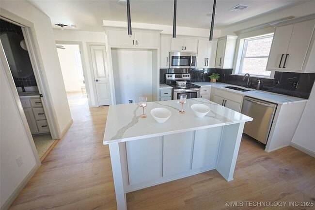 Photo - 108 W 2nd St Unidad E