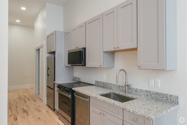 1BR, 1BA - 700SF - Kitchen