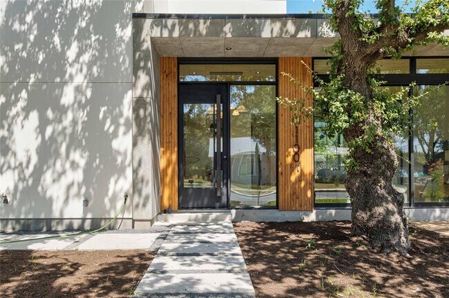 Photo - 1100 W Mary St