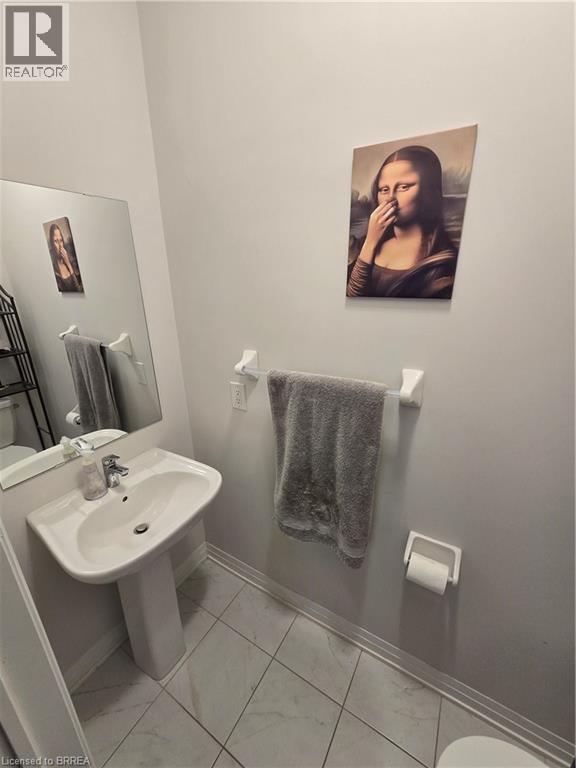 Photo - 585 Colborne St