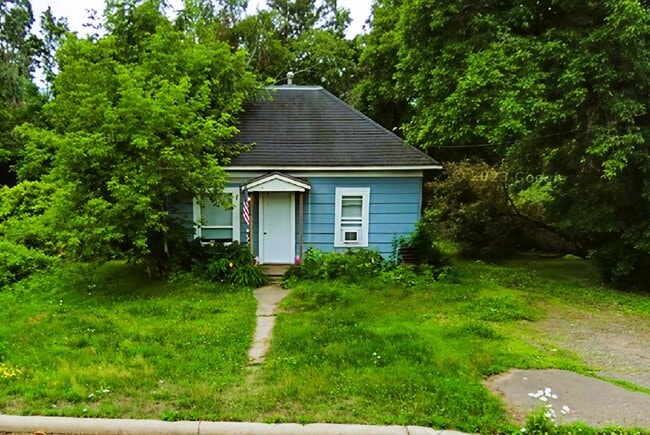 Building Photo - 218 Sabin Ave W Rental
