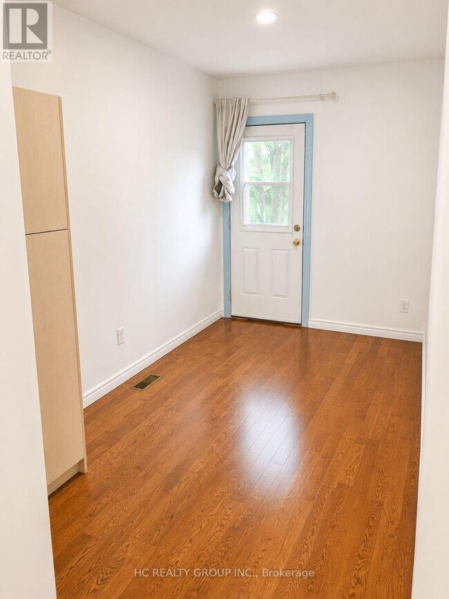 Photo - 562 Bathurst St