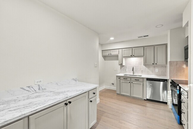 2BR/1.0BA Home - Arlington