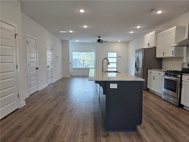 Building Photo - 802 N Crater Ave