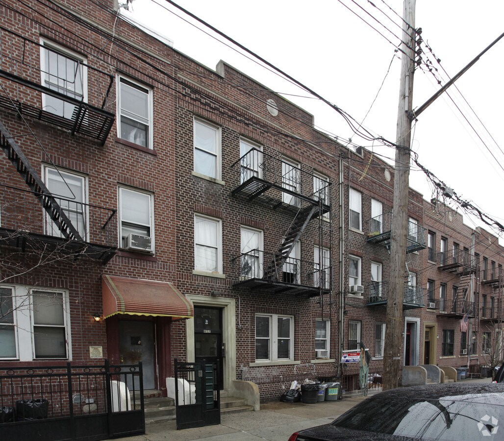 Photo - 857 40th St Apartments
