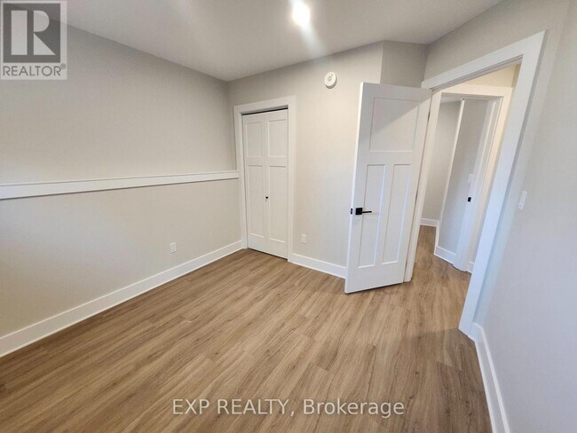 Photo - 114 Lewis St W